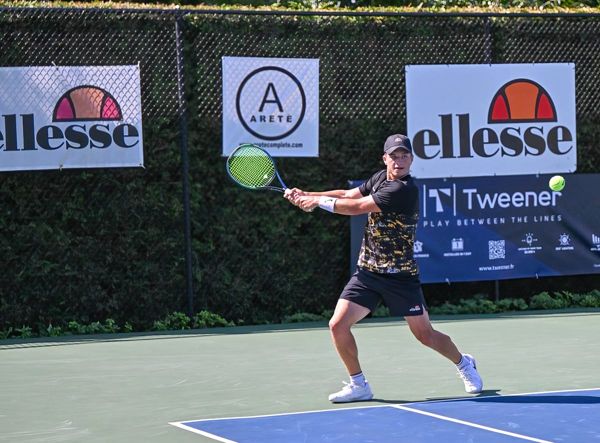 Holden Koons hits a backhand return during the Ellesse Pro Tennis Challenge (credit: Bill Snook)ok)